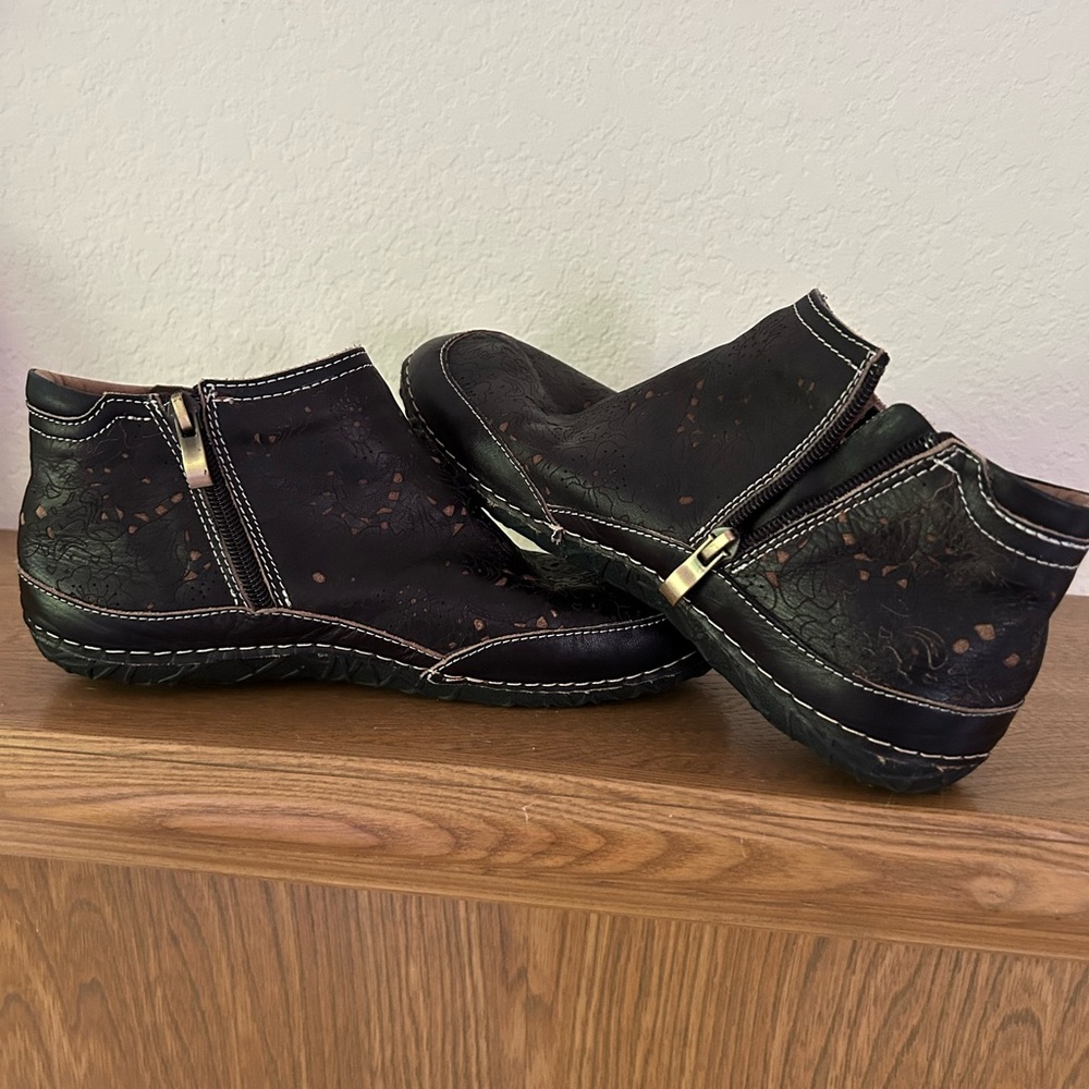 L' Artiste Black and Brown Leather ankle Boots